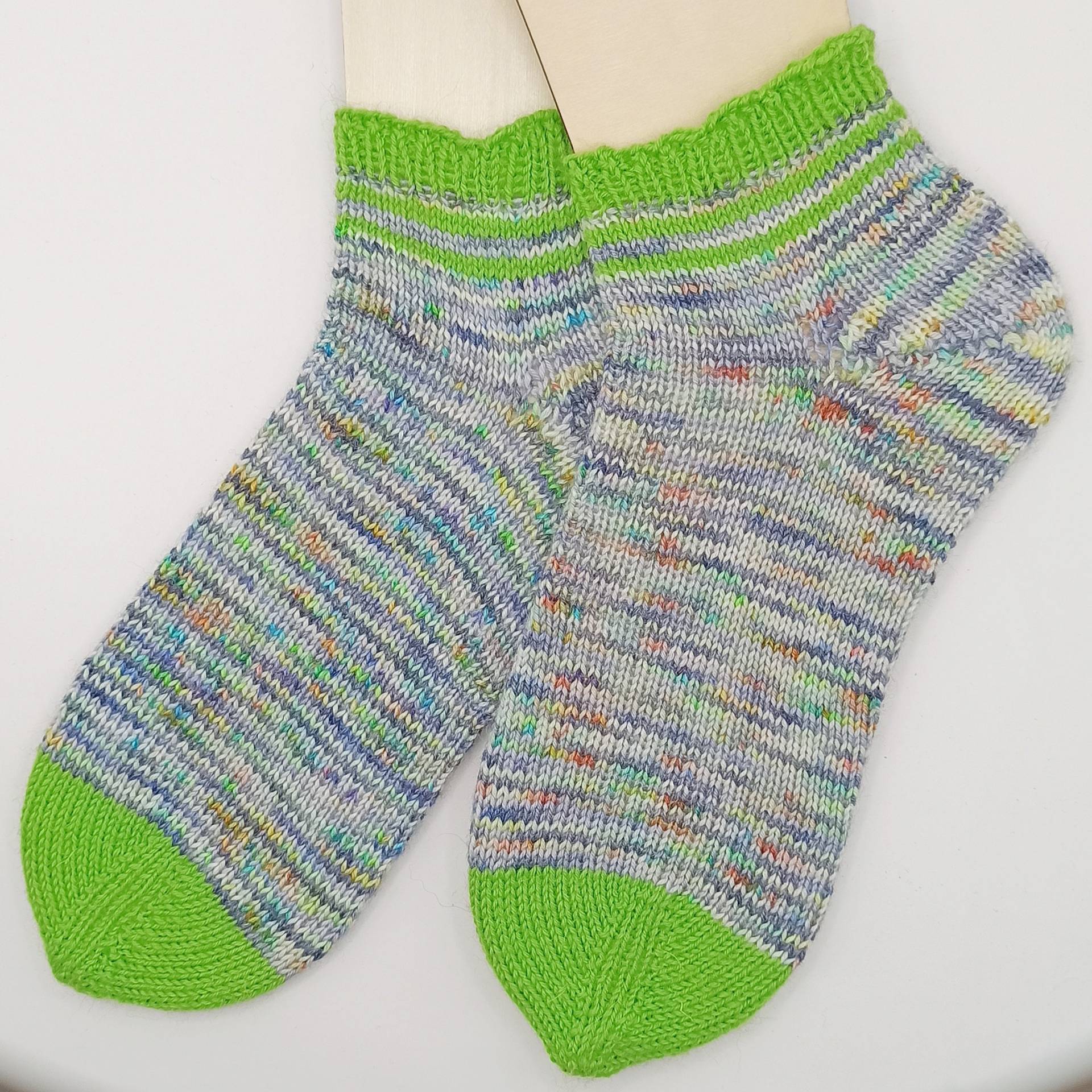 Handgestrickte Sneakersocken Aus Wolle Und Bambusviskose 36/37 - Handgefärbtes Garn Socken Grün Grau von Blumenschaf