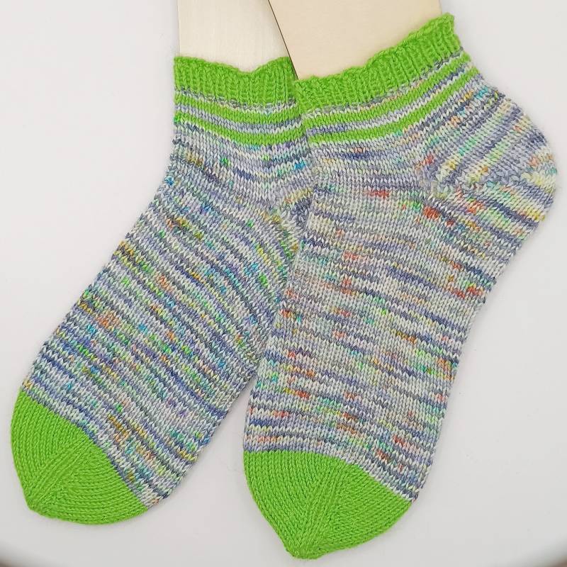 Handgestrickte Sneakersocken Aus Wolle Und Bambusviskose 36/37 - Handgefärbtes Garn Socken Grün Grau von Blumenschaf