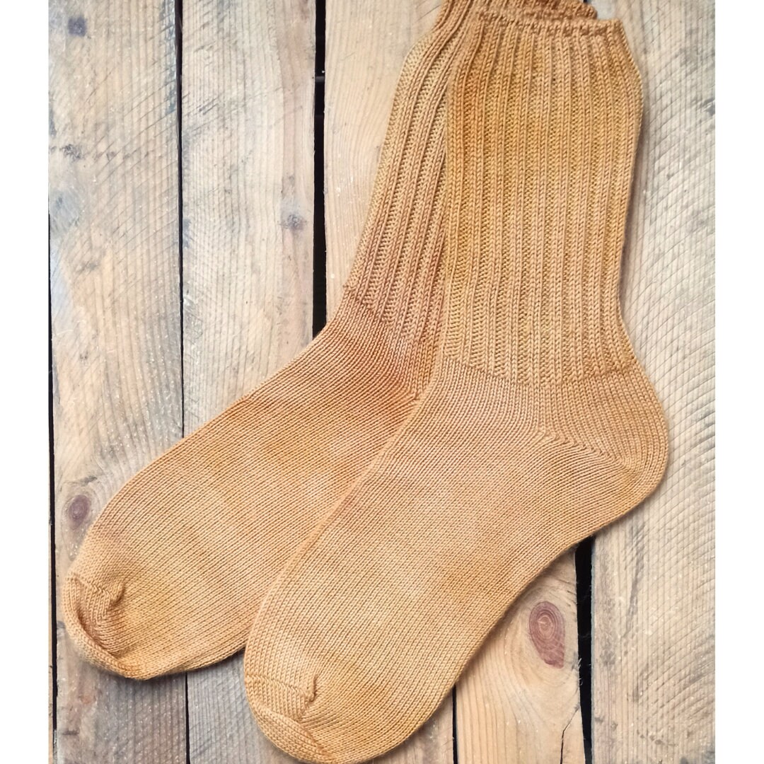 Wollsocken Ocker Handgefärbt Größe 44/45 - Pflanzengefärbt Geschenk Für Naturliebhaber Outdoor Camper Handgefärbte Socken von Blumenschaf