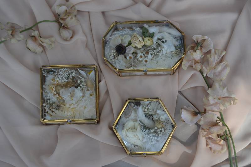 Ringkästchen Schmuckkästchen Gefüllt Trockenblumen Eheringe Gold Glaskästchen Glaskasten Hochzeit von Blumenstil
