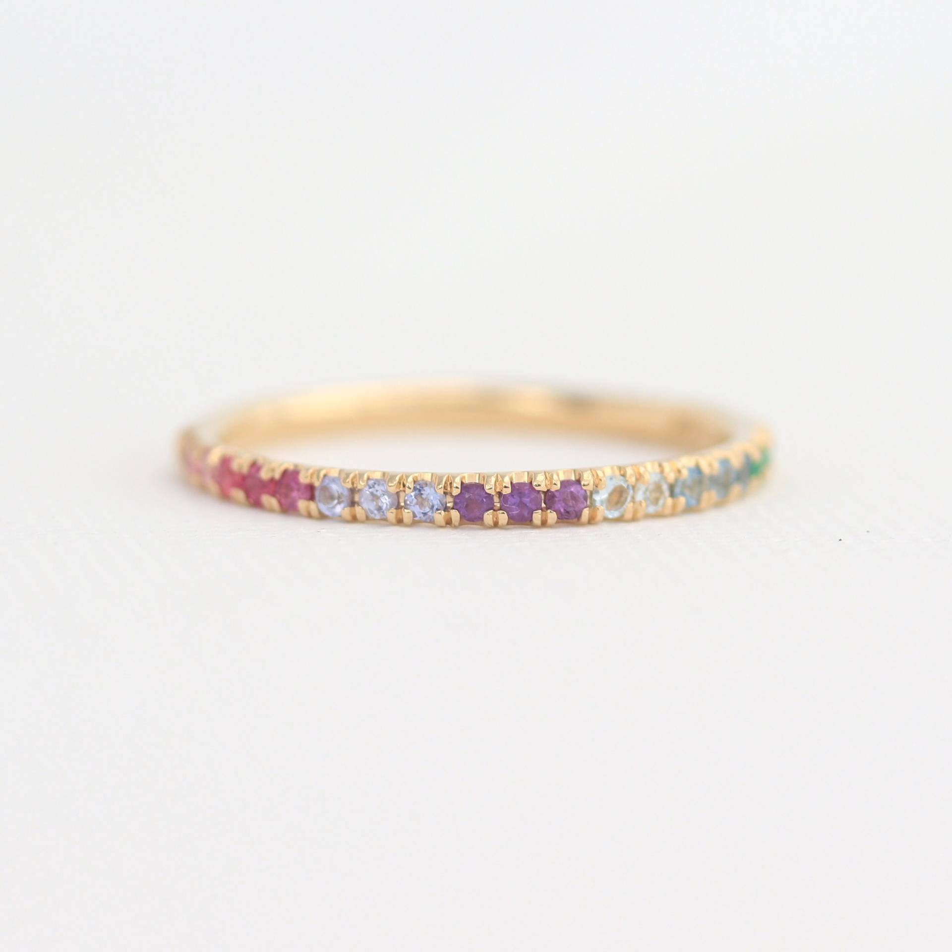 14K Gelb Gold Regenbogen Ring, Bunter Stein Edelstein Ehering, Micro Pave 1.5mm Halb Eternity Band von BlushKarats