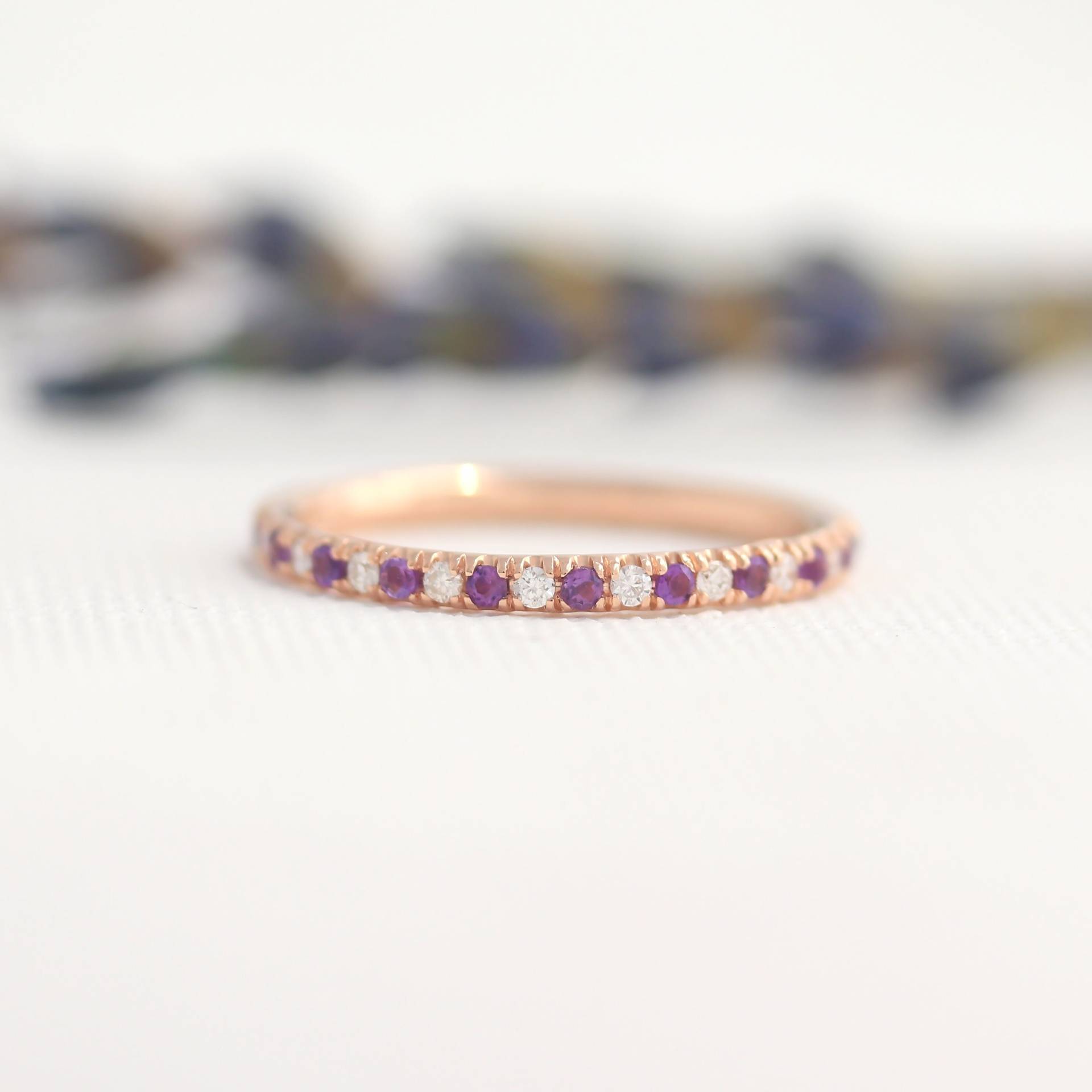 Massiver 18K Gold Eternity Ring, Natürlicher Diamant Und Amethyst Band, Full Micro Pave Ehering, Februar Geburtsstein Ring von BlushKarats