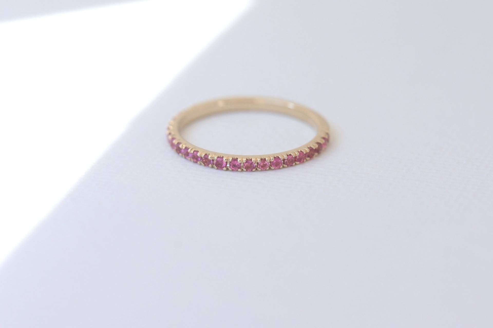 Rosa Turmalin Ring, Echter Ehering, 14K Gold Halb Eternity Band, Oktober Geburtsstein 1, 3mm Micro Pave Minimalist Band von BlushKarats