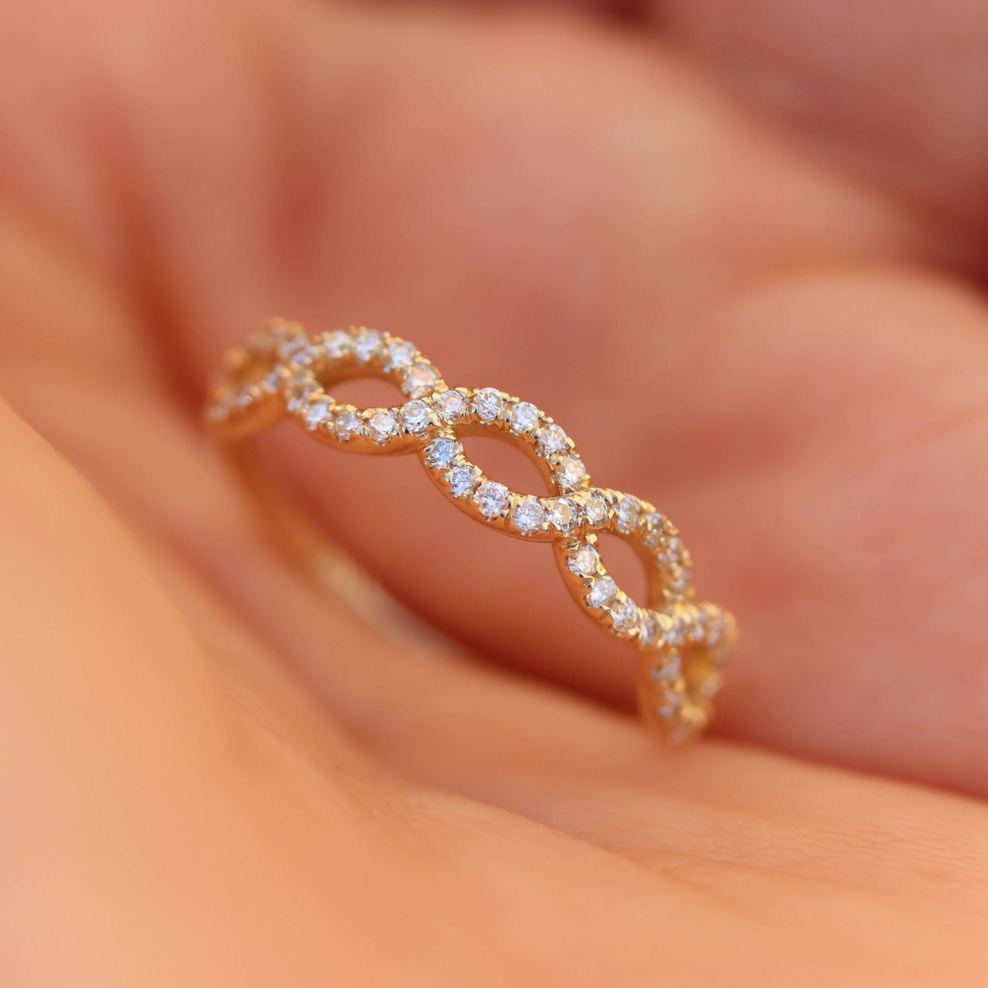 Twist Diamant Band, 14K Gold Halb Ewigkeit Ehering, Micro Pave Ring, 5 Loop Minimalist Infinity Etsy Geschenk von BlushKarats