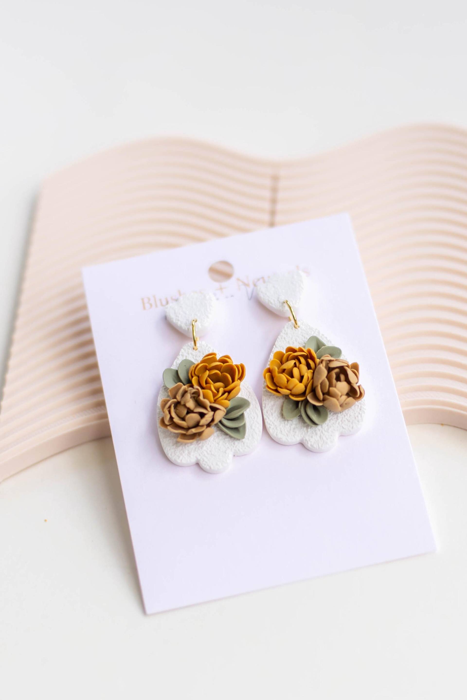 Handgefertigte Blumen Ohrringe | Braune Und Gelbe Strukturiert Vergoldet Post Braut Handgefertigte Blumen Ohrringe | Braune Und Gelbe Strukturiert Vergoldet Post Braut von BlushesandNeutrals