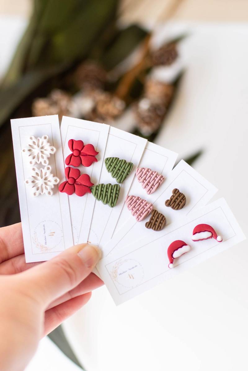 stu24061 | Handgemachte Weihnachtsohrstecker Hypoallergene Chirurgenstahl Beiträge Tannenbaum Nikolausmütze Schneeflocke Rattan Textur von BlushesandNeutrals