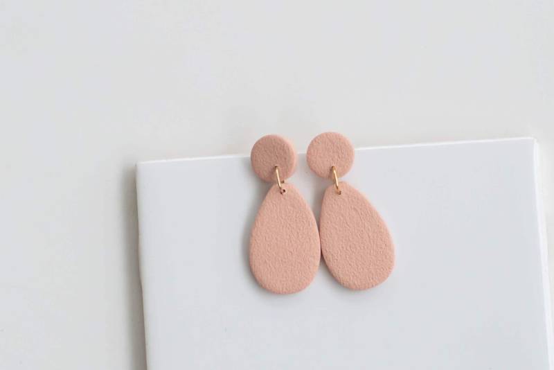 Dan2492 | Hellrosa Strukturierte Tonohrringe Leichtgewicht Solider Chirurgenstahl Stift Minimalistisch Fimo Ohrringe Baumeln von BlushesandNeutrals