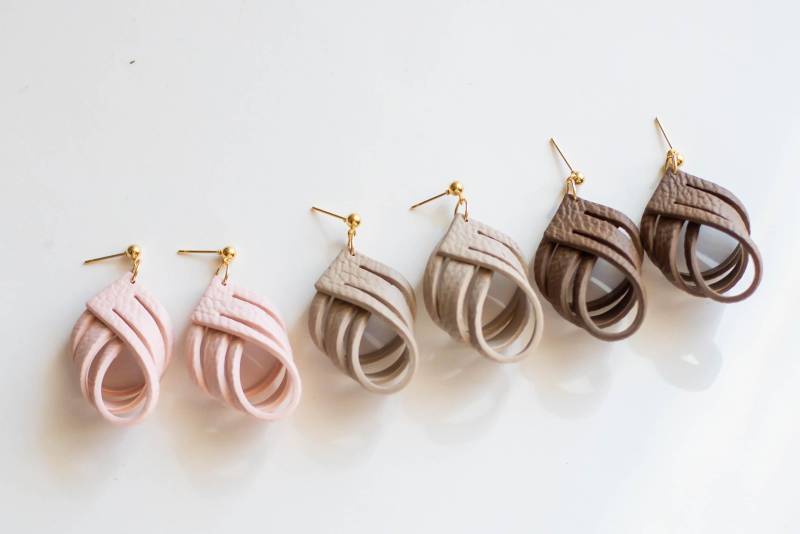 Dan2486 Leather Dupe Twist Ton Ohrringe | Leichtgewicht Handarbeit Vergoldete Hypoallergene Anhänger von BlushesandNeutrals