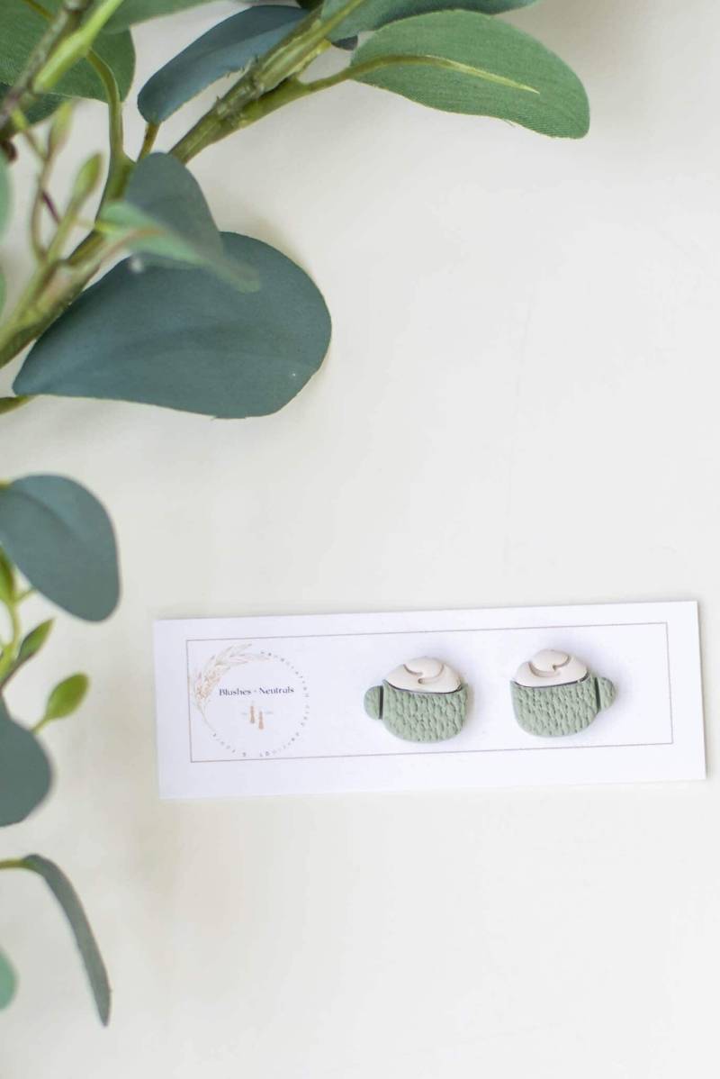 stu24050 | Niedliche Kaffeebecher Ohrstecker Kaffee Ohrringe Handgemachte Ton-Ohrstecker Herbst Latte von BlushesandNeutrals