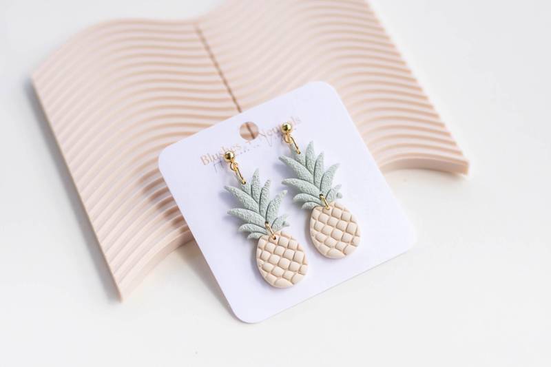 Dan2527 | Pastell Ananas Ohrringe Vergoldet Hypoallergen Für Den Sommer Obst Leichtgewicht Baumeln Ton von BlushesandNeutrals