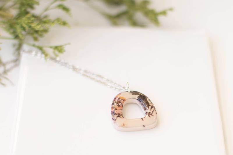 Rabattiert | Floral Ton Halskette Mit Anhänger Neutral Handgefertigte Handgefertigter Schmuck von BlushesandNeutrals