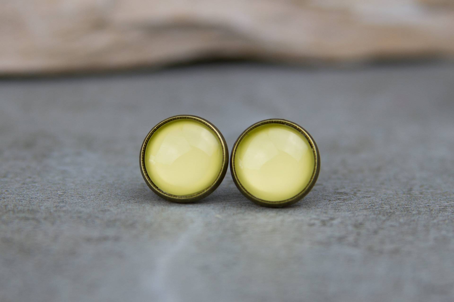 Gelbe Ohrstecker Hellgelb - Handbemalte Ohrringe 12 Mm von BlushingApplesDE