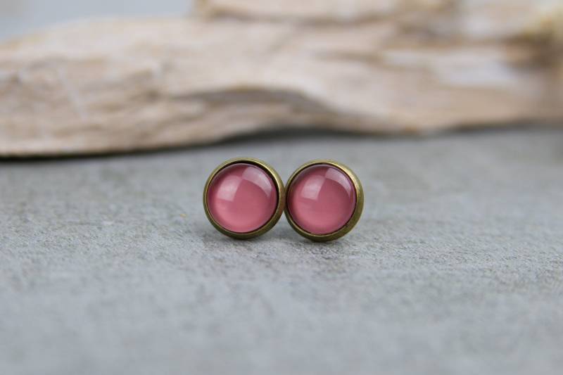 Ohrstecker Altrosa - Handbemalte Ohrringe 10 Mm, Zarte Glascabochons in Bronze-Fassung, Elegante Rosa Geschenk Für Sie von BlushingApplesDE