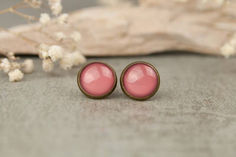 Ohrstecker Altrosa - Handbemalte Ohrringe 12 Mm, Zarte Glascabochons in Bronze-Fassung, Elegante Rosa Geschenk Für Sie von BlushingApplesDE
