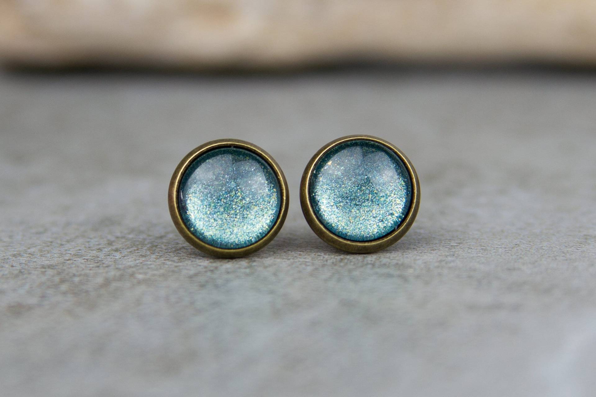 Ohrstecker Blau Grün - Handbemalte Schimmernde Ohrringe 10 Mm, Glascabochons in Bronze-Fassung, Eleganter Ohrschmuck Für Sie Ohrstecker Blau Grün - Handbemalte Schimmernde Ohrringe 10 Mm, Glascabochons in Bronze-Fassung, Eleganter Ohrschmuck Für Sie von BlushingApplesDE