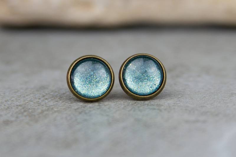 Ohrstecker Blau Grün - Handbemalte Schimmernde Ohrringe 10 Mm, Glascabochons in Bronze-Fassung, Eleganter Ohrschmuck Für Sie Ohrstecker Blau Grün - Handbemalte Schimmernde Ohrringe 10 Mm, Glascabochons in Bronze-Fassung, Eleganter Ohrschmuck Für Sie von BlushingApplesDE