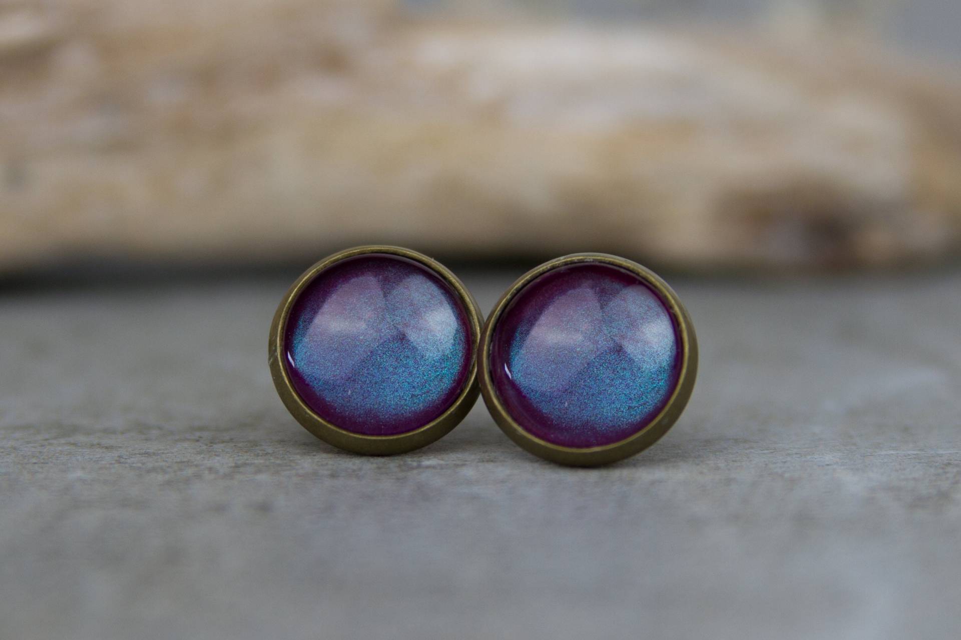 Ohrstecker Blau Lila Schimmer - Handbemalte Ohrringe 12 Mm, Schimmernder Ohrschmuck in Bronze-Fassung, Elegantes Geschenk Für Sie von BlushingApplesDE