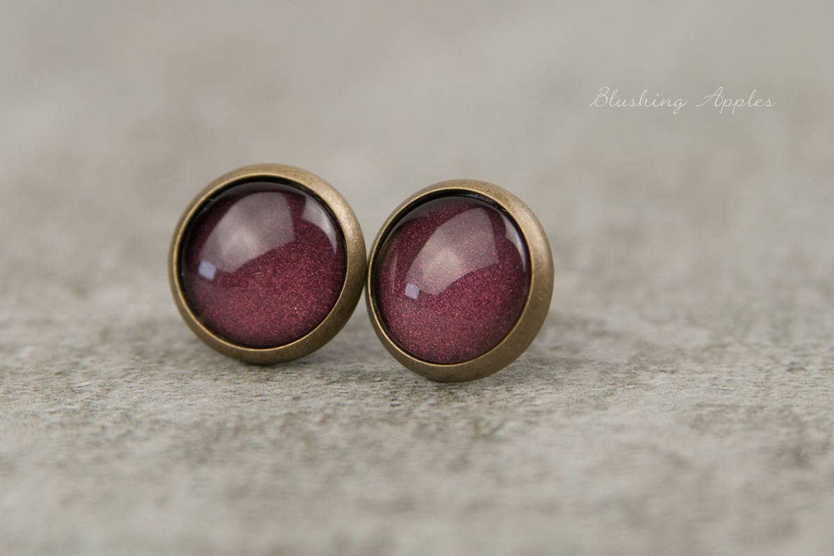 Ohrstecker Bordeaux Weinrot - Handbemalte Ohrringe 10 Mm, Glascabochons in Bronze-Fassung, Elegante Rote Geschenk Für Sie von BlushingApplesDE