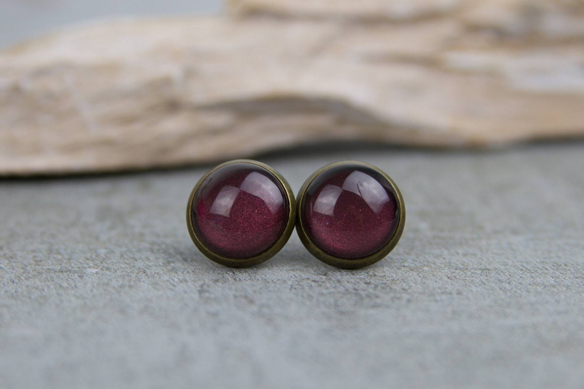 Ohrstecker Bordeaux Weinrot - Handbemalte Ohrringe 12 Mm, Glascabochons in Bronze-Fassung, Elegante Rote Geschenk Für Sie von BlushingApplesDE