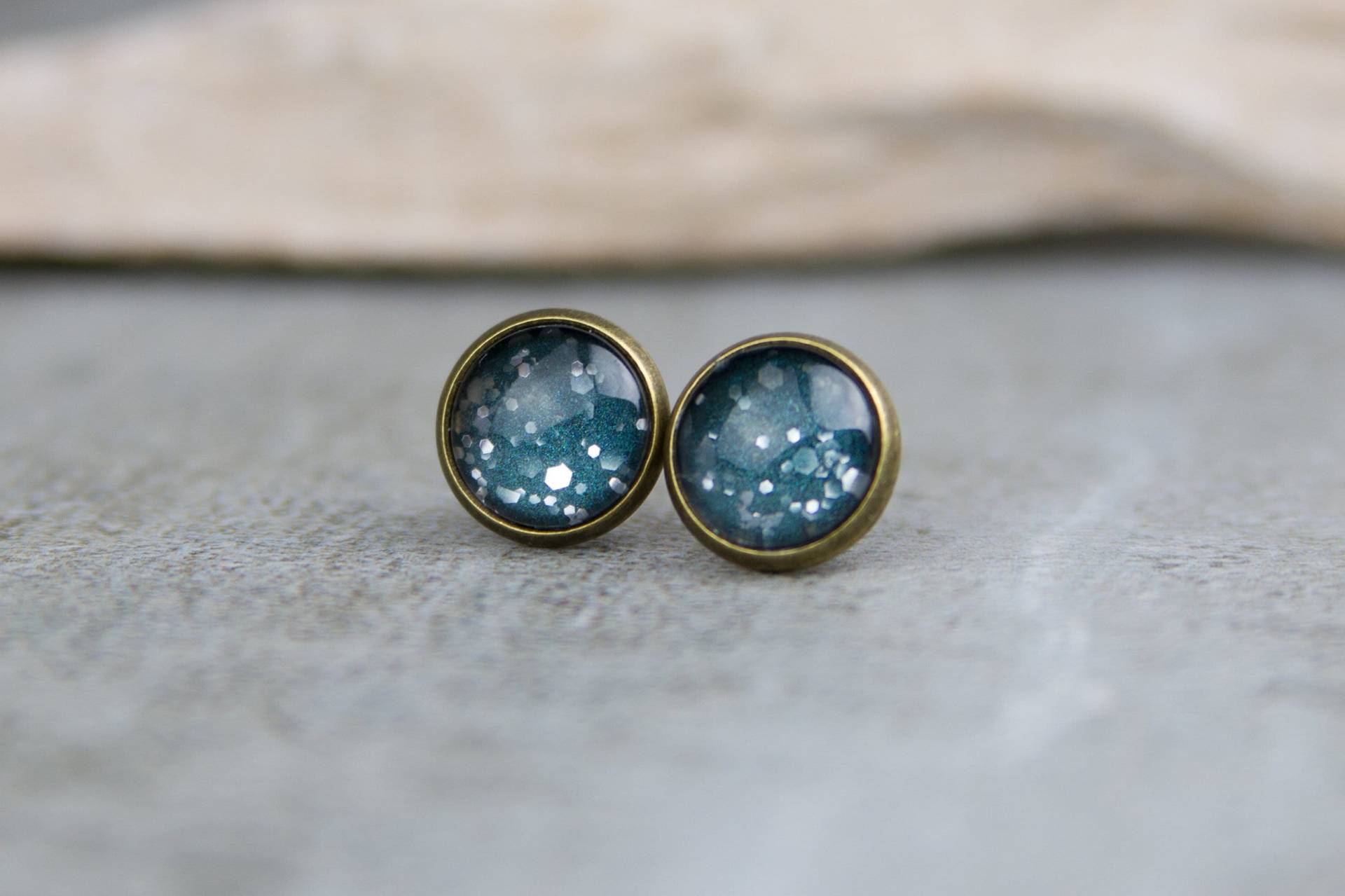 Ohrstecker Dunkeltürkis Mit Silber Glitzer, Schlichte Handbemalte Ohrringe - 10 Mm von BlushingApplesDE
