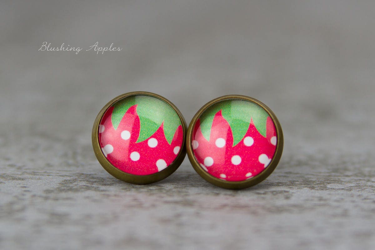 Ohrstecker Erdbeere - Ohrringe Mit Erdbeermotiv Unter Glascabochon, 12 Mm, Sommerlicher Schmuck in Bronze von BlushingApplesDE