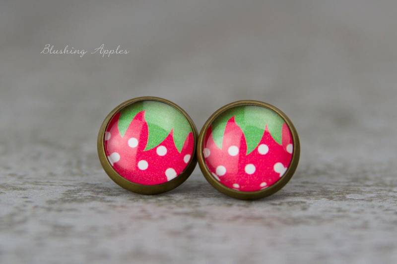 Ohrstecker Erdbeere - Ohrringe Mit Erdbeermotiv Unter Glascabochon, 12 Mm, Sommerlicher Schmuck in Bronze von BlushingApplesDE