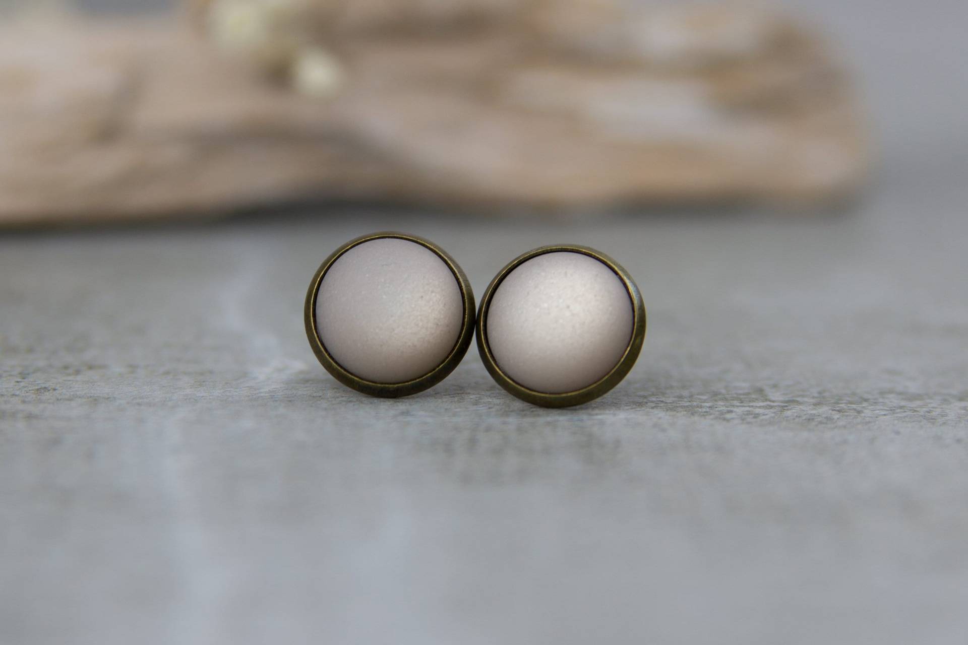 Ohrstecker - Hellgrau Matt Edle Ohrringe Für Jede Gelegenheit 12 Mm von BlushingApplesDE