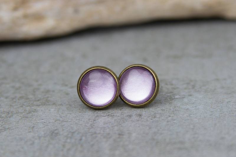 Ohrstecker Lila Metallic - Handbemalte Ohrringe 10 Mm, Elegante Glascabochons in Bronze-Fassung, Violetter Ohrschmuck Geschenk Für Sie von BlushingApplesDE