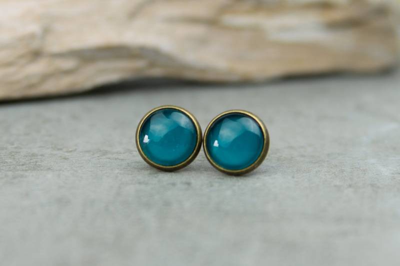 Ohrstecker Petrol Blaugrün - Handbemalte Ohrringe 10 Mm, Elegante Glascabochons in Bronze-Fassung, Geschenk Für Sie von BlushingApplesDE