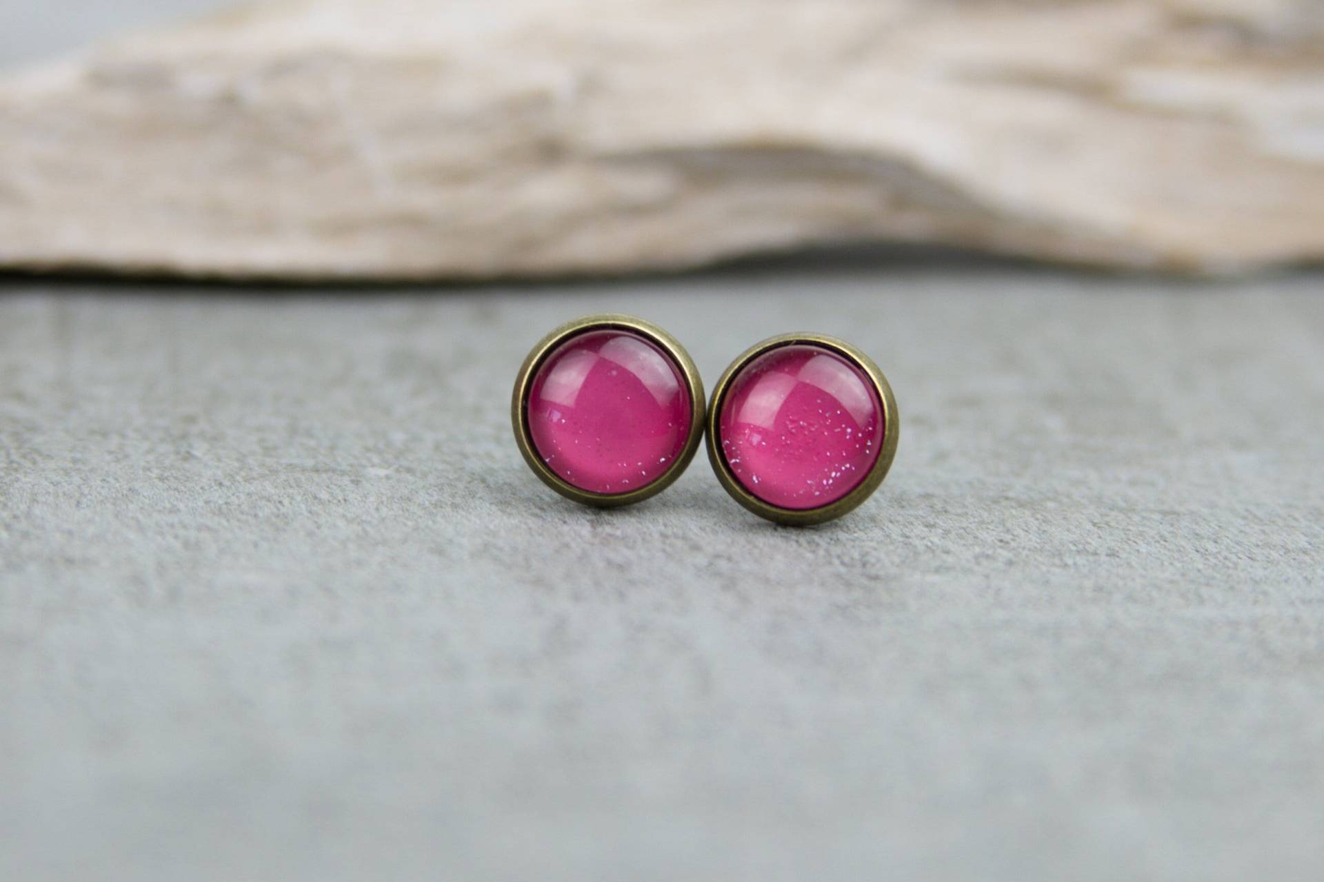 Ohrstecker Pink Himbeere - Handbemalte Ohrringe Mit Glitzerakzenten, 10 Mm von BlushingApplesDE