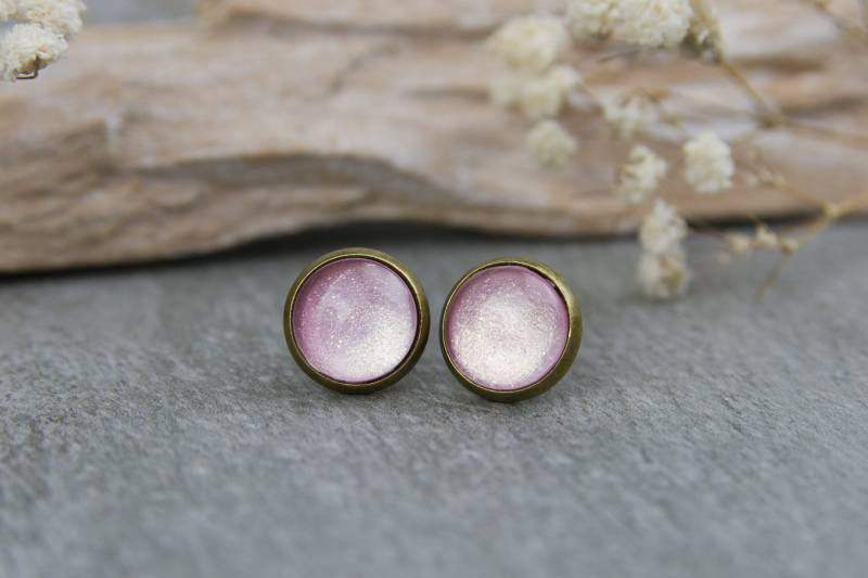 Ohrstecker Rosa Schimmer - Handbemalte Ohrringe 10 Mm, Elegante Glascabochons in Bronze-Fassung, Femininer Ohrschmuck Geschenk Für Sie von BlushingApplesDE