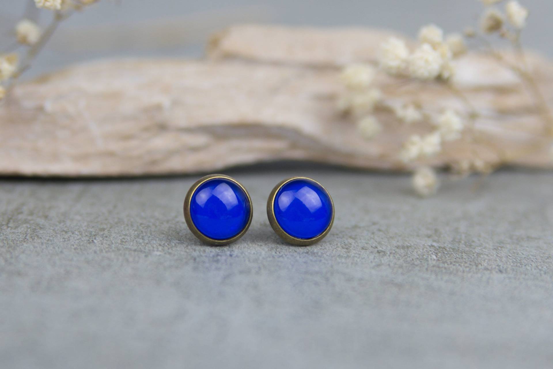 Ohrstecker Royalblau - Handbemalte Ohrringe 10 Mm, Elegante Glascabochons in Bronze-Fassung, Dunkelblaue Geschenk Für Sie von BlushingApplesDE