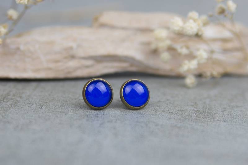 Ohrstecker Royalblau - Handbemalte Ohrringe 10 Mm, Elegante Glascabochons in Bronze-Fassung, Dunkelblaue Geschenk Für Sie von BlushingApplesDE