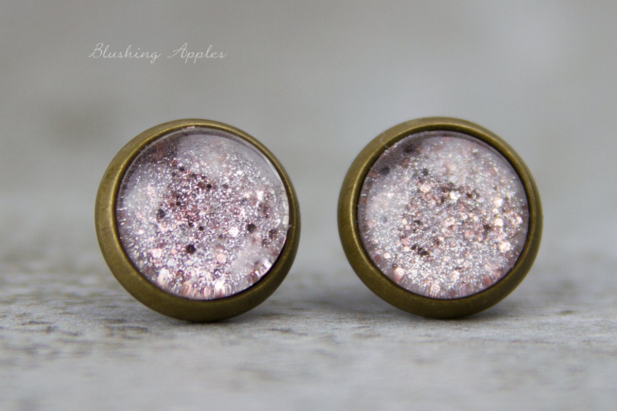 Ohrstecker Silber Glitzer Handbemalte Ohrringe 10 Mm, Schimmernder Ohrschmuck in Bronze-Fassung, Elegantes Geschenk Für Sie von BlushingApplesDE
