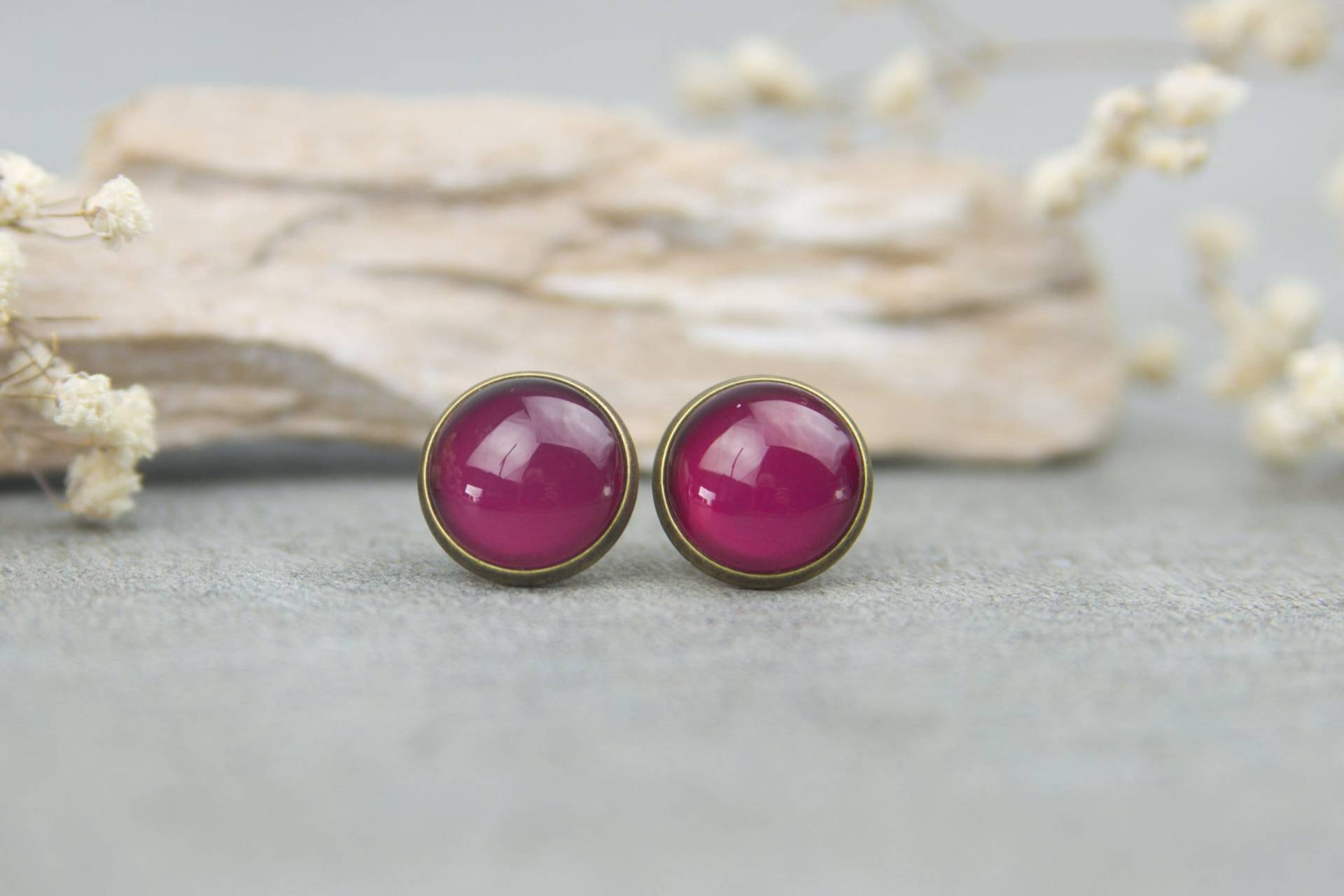 Ohrstecker Weinrot Bordeaux - Handbemalte Ohrringe 12 Mm, Glascabochons in Bronze-Fassung, Elegante Marsala Geschenk Für Sie von BlushingApplesDE