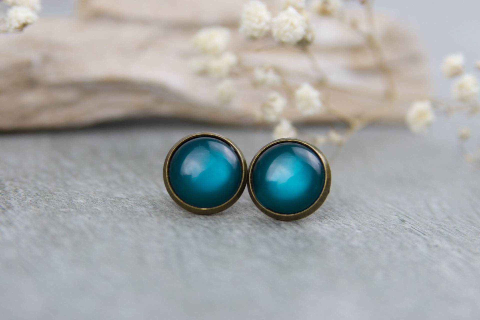 Ohrstecker in Türkis Grün - Schimmernder Ohrringe Mit Bronzefarbener Fassung 12 Mm von BlushingApplesDE