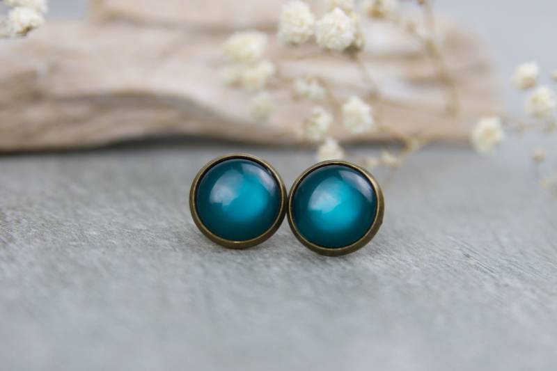 Ohrstecker in Türkis Grün - Schimmernder Ohrringe Mit Bronzefarbener Fassung 12 Mm von BlushingApplesDE