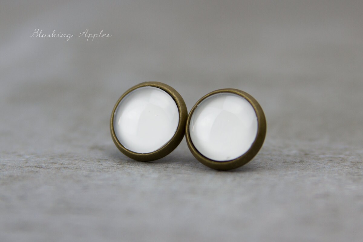 Ohrstecker in Weiß 10 Mm - Schlichte Handbemalte Ohrringe von BlushingApplesDE