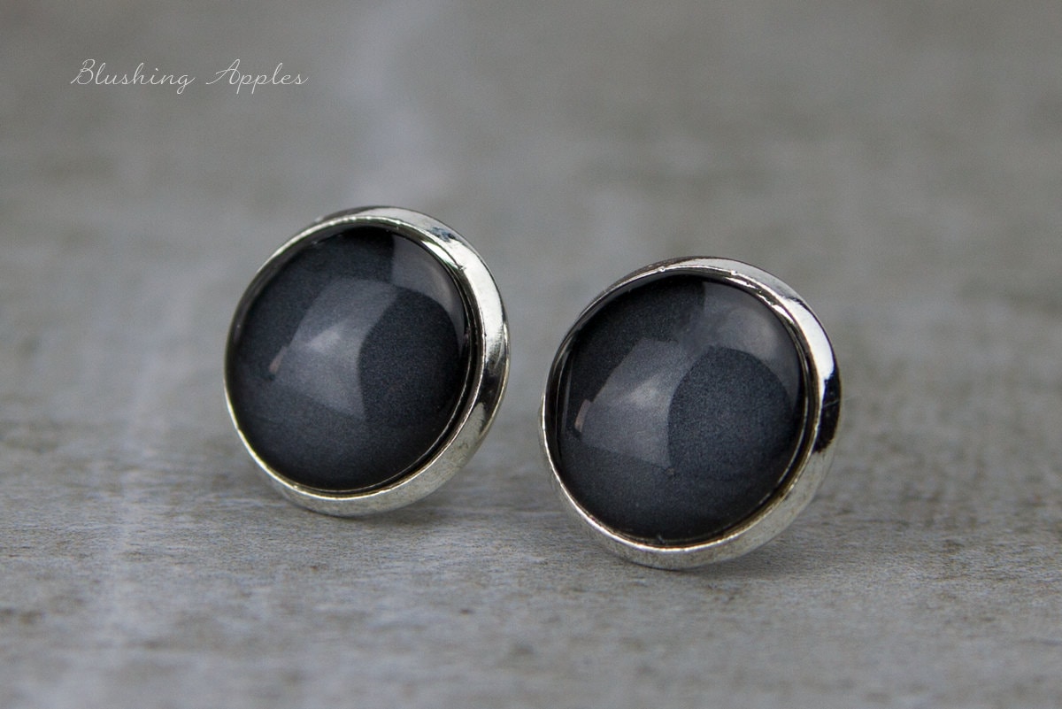 Schwarz Schimmernd Ohrstecker - Schlichte Handbemalte Ohrringe 12 Mm von BlushingApplesDE