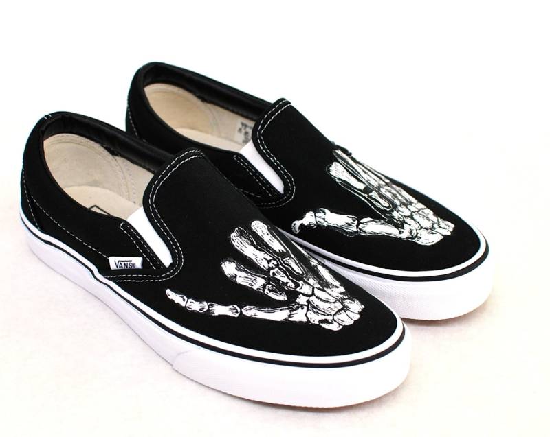 Shaka Skeleton Hands - Schwarze Canvas Slip On Vans Schuhe Damen Und Herren von BlvdCustom