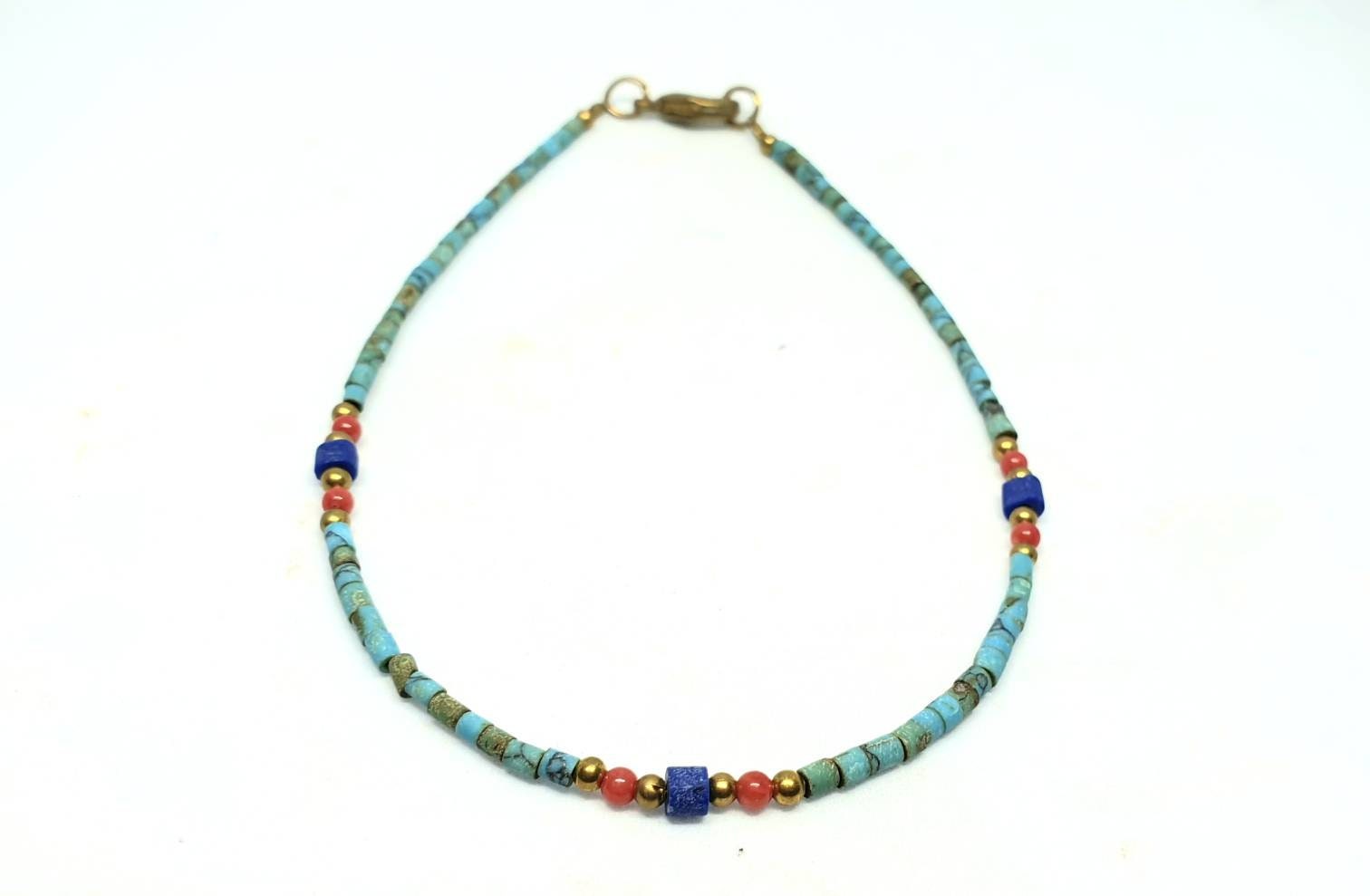 Türkis Winzige Minimale Rocailles Perlen Fußkettchen Anklet Mit Lapis Lazuli, Koralle & Messing Handgemachter Halb Edelstein Zierlicher Schmuck von BnhStone