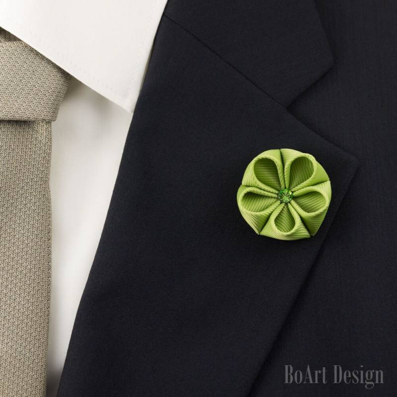 Armee Grün Kanzashi-Blumen-Anstecknadel Mit Swarovski Peridot Kristall/Revers Pin/Revers Blume/Herren Revers Blume/Hochzeit Zubehör/Brosche Armee Grün Kanzashi-Blumen-Anstecknadel Mit Swarovski Peridot Kristall/Revers Pin/Revers Blume/Herren Revers Blume/Hochzeit Zubehör/Brosche von BoArtDesign