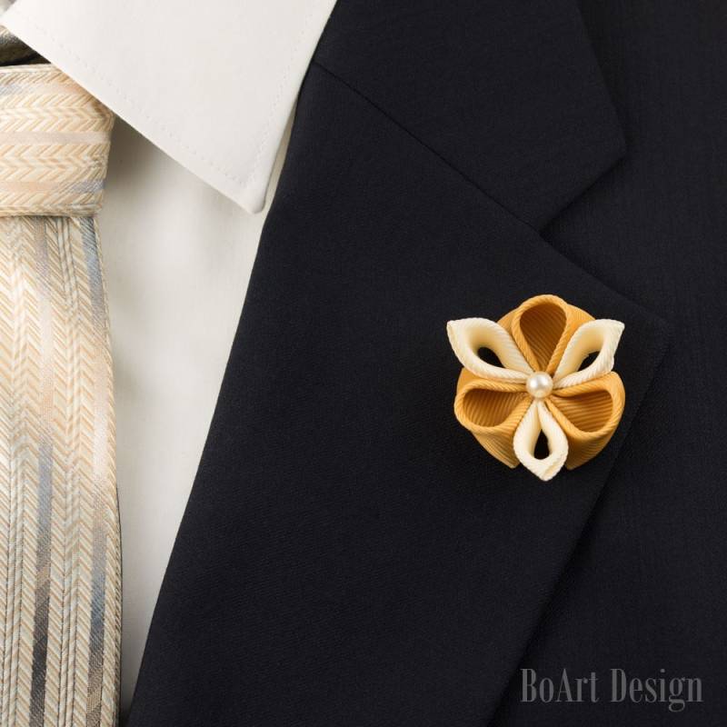 Leichte Goldrute/Rosa Kanzashi Blume Anstecknadel Mit Weißen Perle/Revers Pin/Revers Blume/Herren Revers Blume/Hochzeit Zubehör/Brosche von BoArtDesign