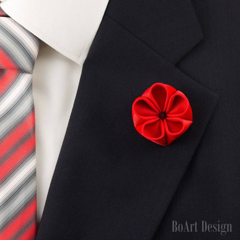 Rote Kanzashi Blume Revers Pin Mit Swarovski Siam Kristall/Anstecknadel/Ansteckblume/Herren Blume/Hochzeit Zubehör/Brosche Rote Kanzashi Blume Revers Pin Mit Swarovski Siam Kristall/Anstecknadel/Ansteckblume/Herren Blume/Hochzeit Zubehör/Brosche von BoArtDesign