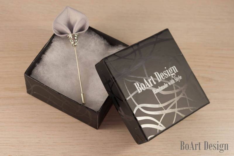 Spaten Inspiriert Grau Kanzashi Blume Am Revers Stick Pin/Revers Blume/Herren Blume/Hochzeit Zubehör von BoArtDesign