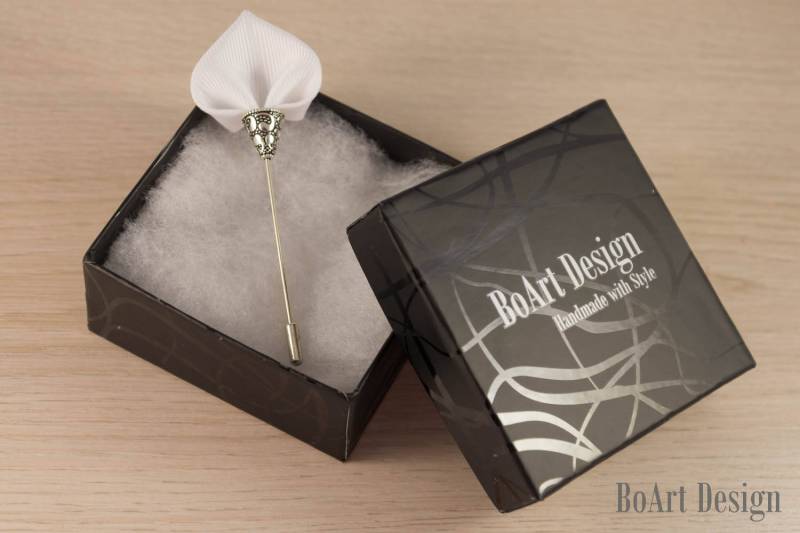 Spaten Inspiriert Weiße Kanzashi Blume Am Revers Stick Pin/Revers Blume/Herren Blume/Hochzeit Zubehör von BoArtDesign