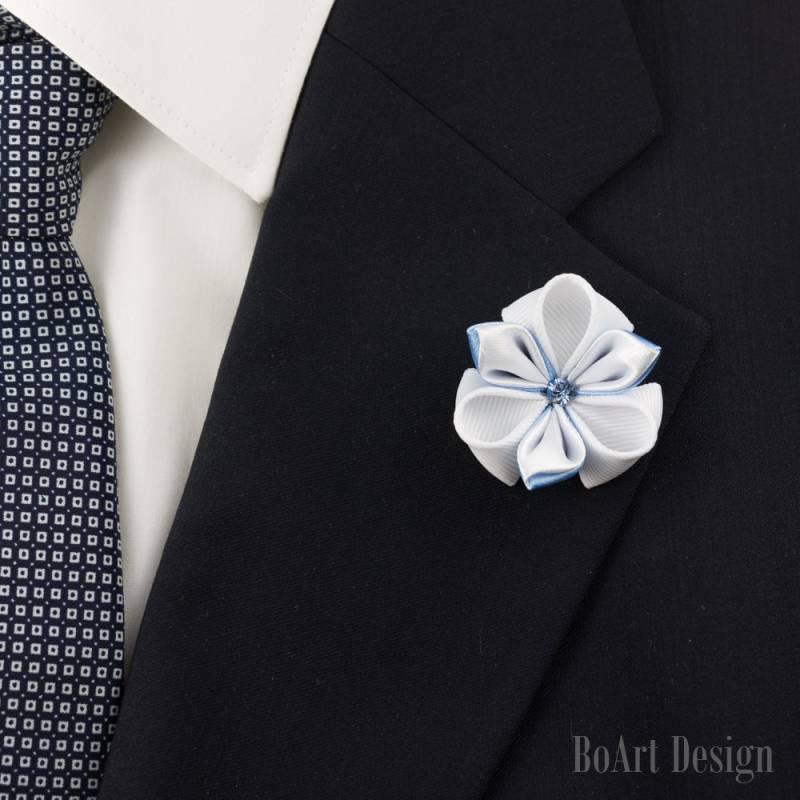 Weiß/Hellblaue Kanzashi Blume Anstecknadel Mit Swarovski Light Sapphire Kristall/Anstecknadel/Anstecknadel Blume/Herren Blume/Hochzeit von BoArtDesign