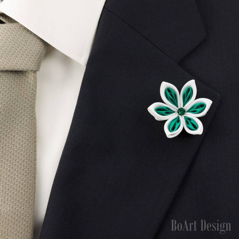 Weiß/Smaragd Kanzashi Blume Revers Pin Mit Swarovski Emerald Crystal/Anstecknadel/Blume Revers/Herren Blume/Hochzeit Accessoires/Brosche von BoArtDesign
