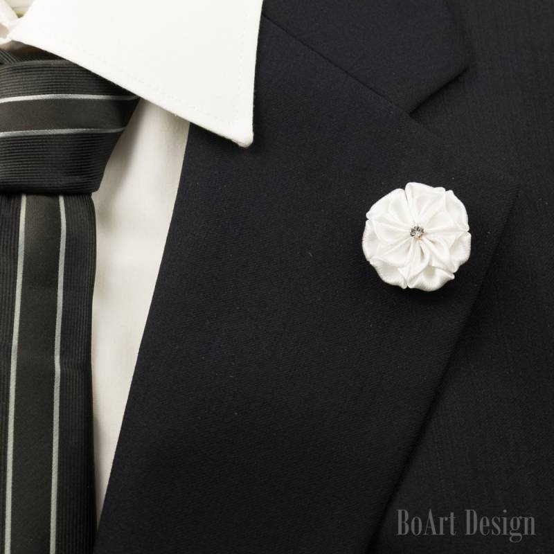 Weiß Kanzashi Blume Revers Pin Mit Swarovski Clear Crystal/Anstecknadel/Revers Blume/Herren Blume/Hochzeit Accessoires/Brosche Weiß Kanzashi Blume Revers Pin Mit Swarovski Clear Crystal/Anstecknadel/Revers Blume/Herren Blume/Hochzeit Accessoires/Brosche von BoArtDesign