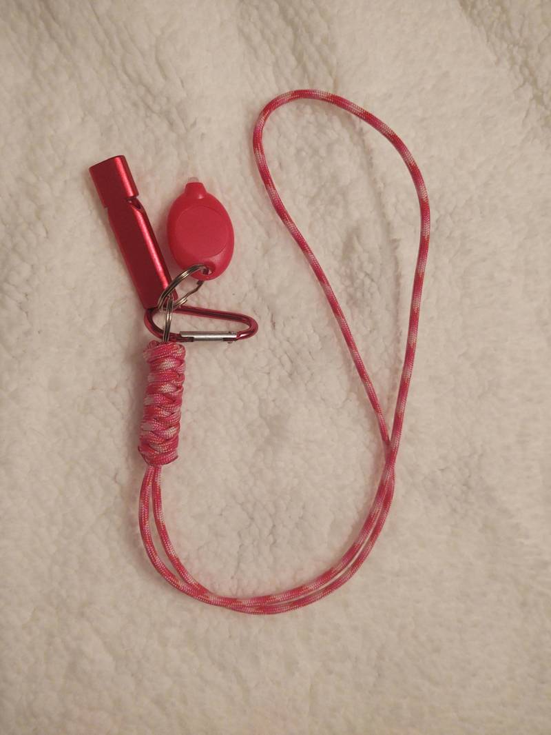 Paracord Lanyard Mit Double Barrel Survival Pfeife, Passendem Karabiner & Mini Led Licht, Paracord, Camping Werkzeug, Sicherheitswerkzeug Paracord Lanyard Mit Double Barrel Survival Pfeife, Passendem Karabiner & Mini Led Licht, Paracord, Camping Werkzeug, Sicherheitswerkzeug von BoBlanketsLLC